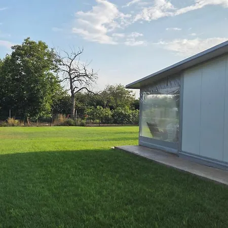 Family House Go To - Parking & Dog Yard
