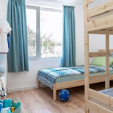Family House Go To - Parking & Dog Yard بيت للعطل *